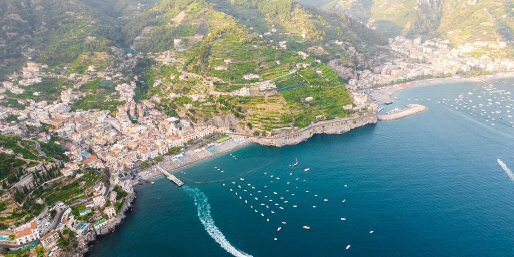 Kustplaats aan de Amalfikust met een baai en de zee in Italië
