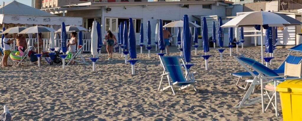 Levendig strand van Lido di Jesolo met parasols en de badplaats op de achtergrond