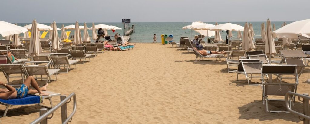 Ligbedden en parasols op het brede zandstrand van Lido di Jesolo