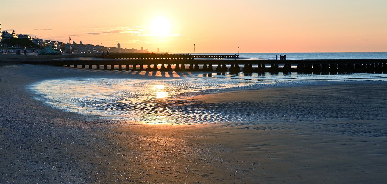 Zonsondergang boven het zandstrand van Lido di Jesolo